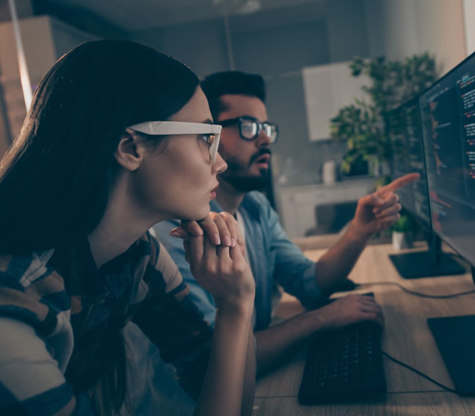 collaboration_two-users-looking-at-screen