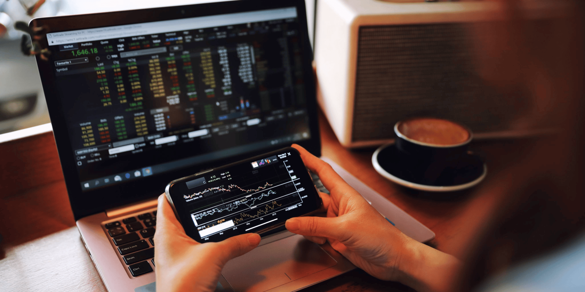 Trading screens & coffee_2160x1080_271366168