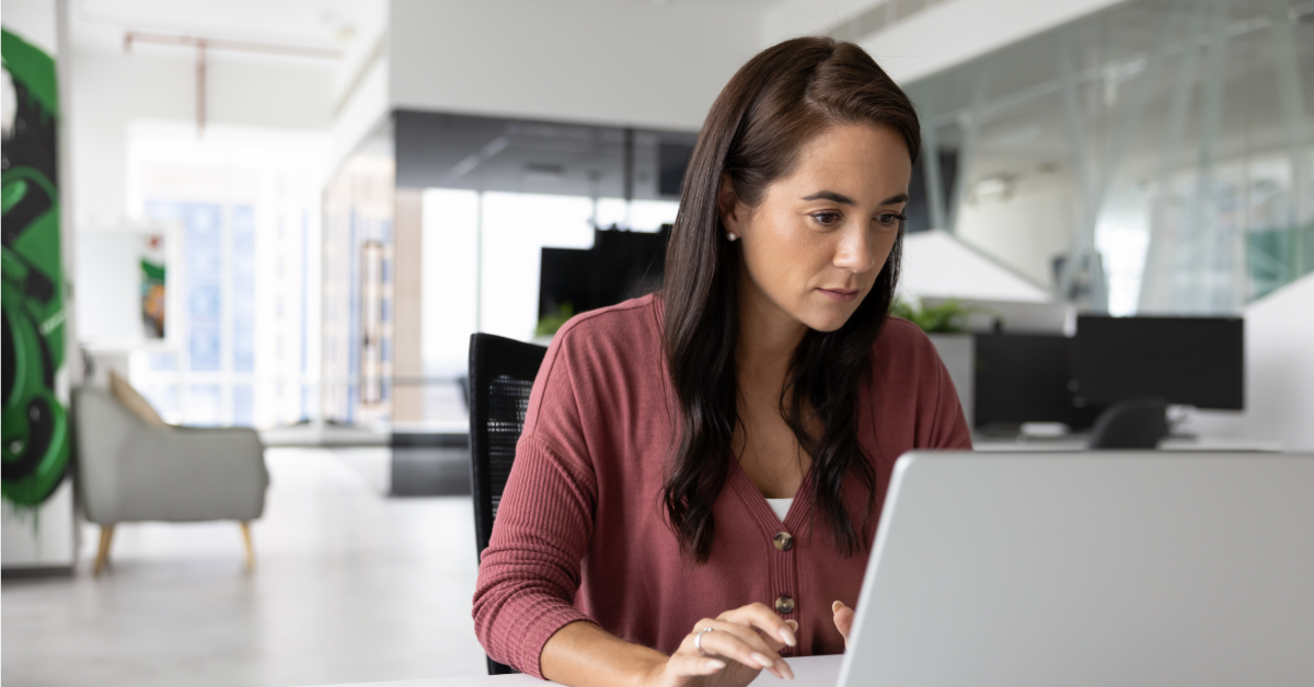 Woman working on computer_1478023781_1200x628